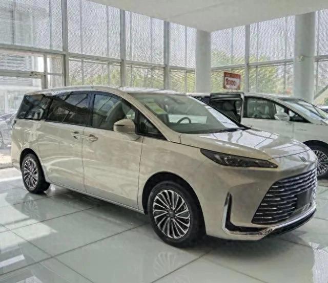 實拍別克GL8陸尚,5米2車身塞滿黑科技,1420km續(xù)航要革MPV的命?