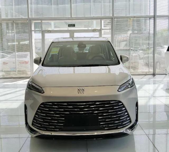 實拍別克GL8陸尚,5米2車身塞滿黑科技,1420km續(xù)航要革MPV的命?