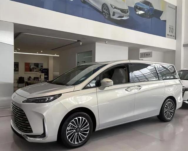 實拍別克GL8陸尚,5米2車身塞滿黑科技,1420km續(xù)航要革MPV的命?