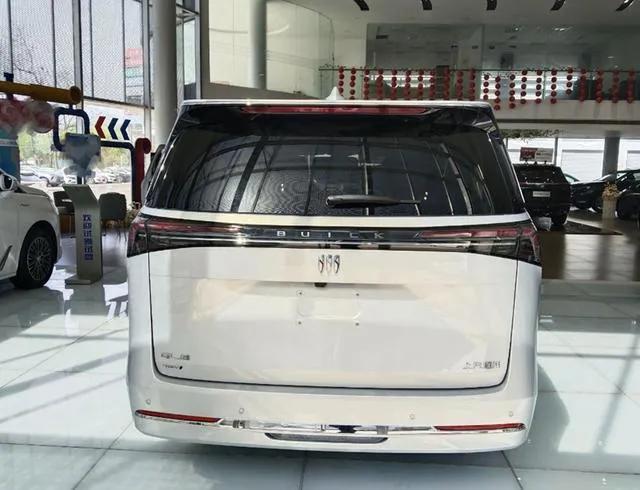 實拍別克GL8陸尚,5米2車身塞滿黑科技,1420km續(xù)航要革MPV的命?