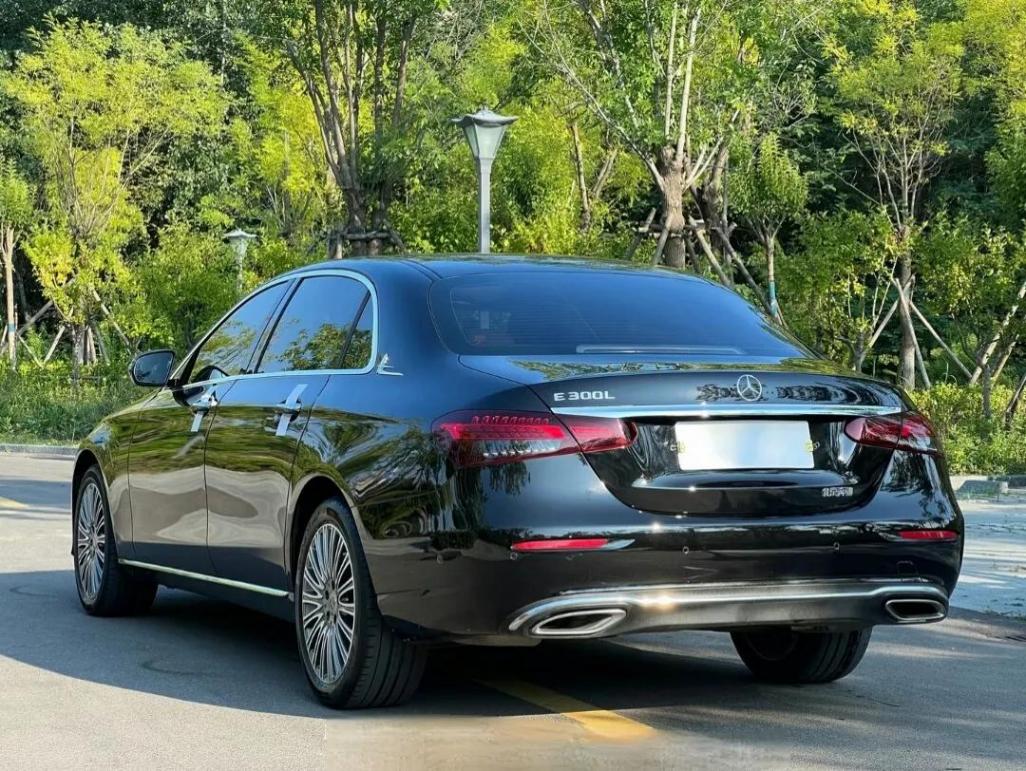 23款奔馳E300:豪華C級(jí)車的優(yōu)雅與妥協(xié)!