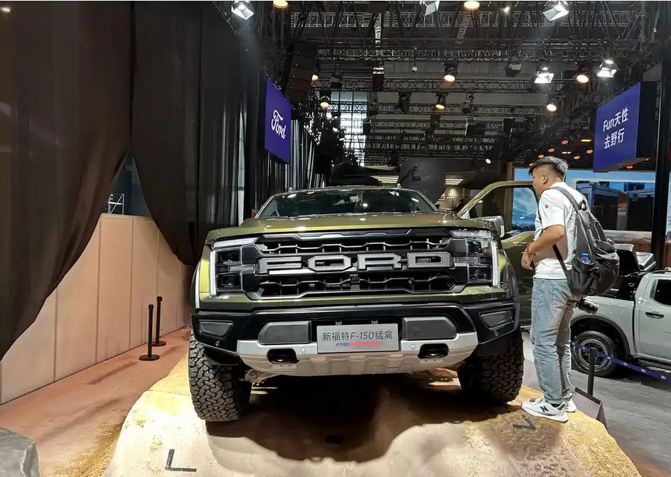 2025上海車展探館:皮卡之王福特F-150猛禽抵達現場 外觀微調