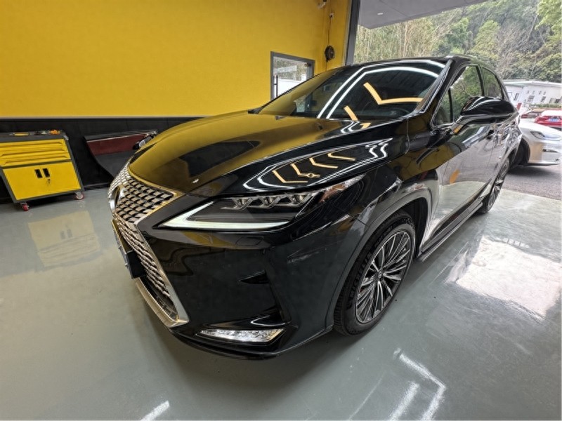 是誰說的車廂空間狹小的?可這輛雷克薩斯RX卻裝下了整個交響樂團
