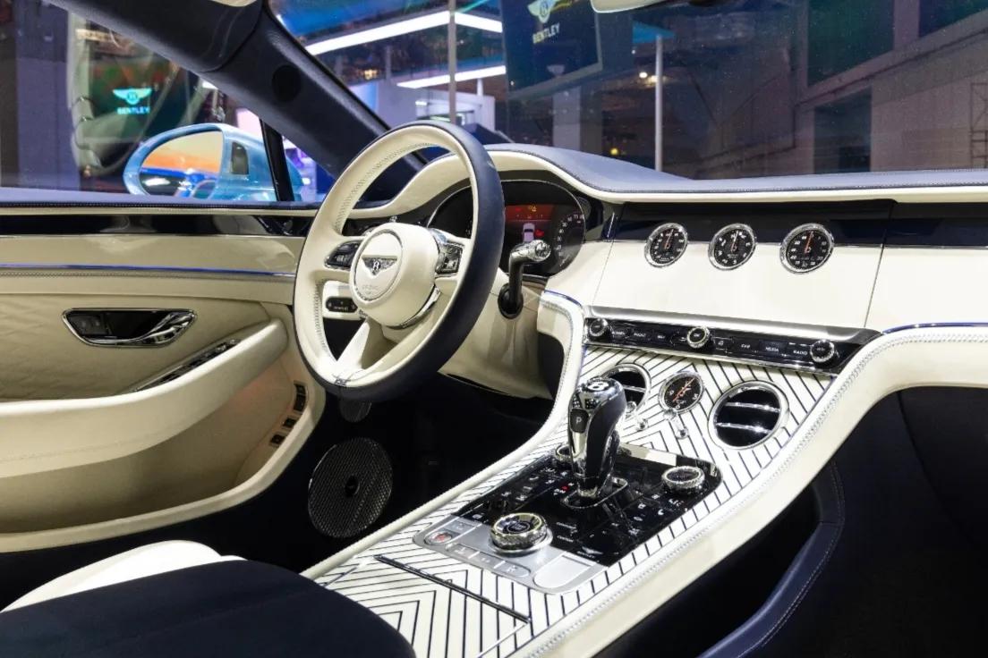 賓利歐陸GT:豪車界的“端水大師”,油門踩穿預(yù)算的快樂誰懂?