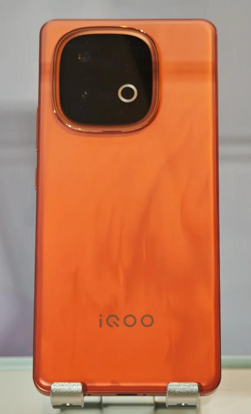 同樣是新一代驍龍8s,iqoo和紅米你會(huì)選擇誰(shuí)呢?